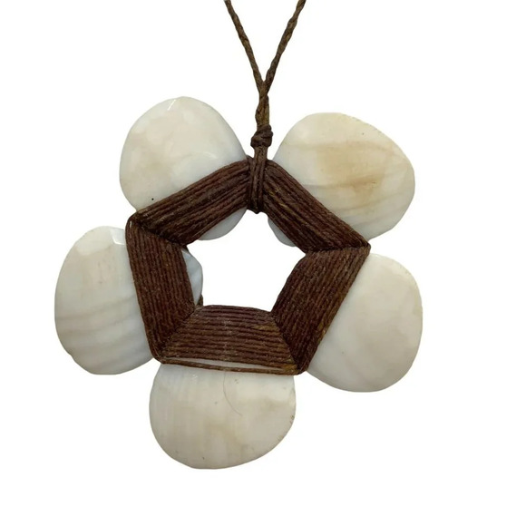 Mother of Pearl Floral Necklace - Picture 3 of 4